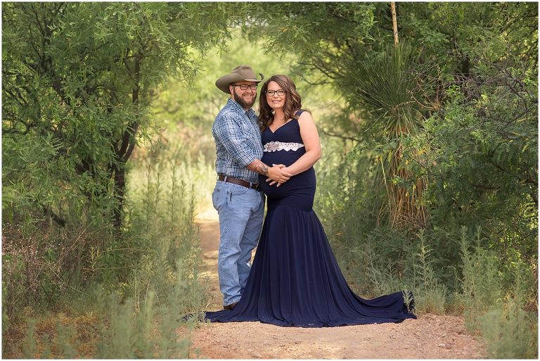 Husband and wife maternity pose, navy and green in Sierra Vista Arizona.